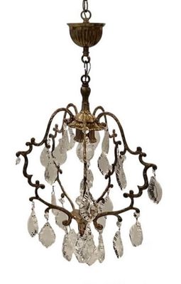 une image d'un lustre suspendu au plafond