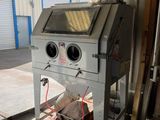 une machine posée sur une palette dans un garage