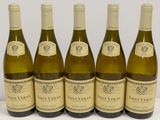 six bouteilles de vin sont alignées sur une table
