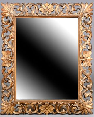 Miroir rectangulaire en bois et stuc doré à décor ajouré d'a…