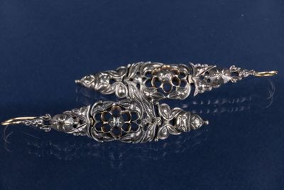 paire de boucles d'oreilles anciennes en filigrane d'argent