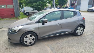 la voiture est garée sur le côté de la route, dans le parking