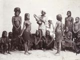 un groupe de personnes qui posent pour une photo