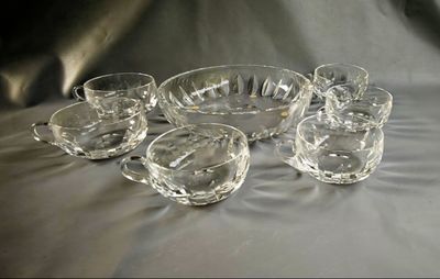 un ensemble de bols et de tasses en verre posés sur une table