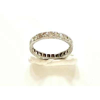gros plan d'une bague en diamant sur une surface blanche