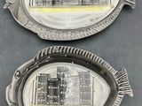 deux plateaux en argent ornés de paysages urbains, posés sur une table