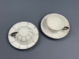 deux tasses et soucoupes posées sur une table
