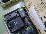 de nombreux outils différents dans la boîte posée sur la table