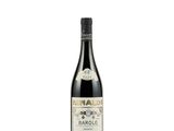 une bouteille de vin rouge posée sur une table blanche