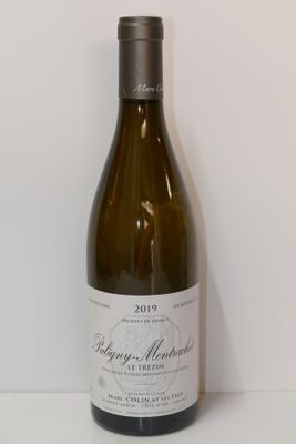 une bouteille de vin posée sur une table