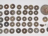 une image d'une collection de pièces de monnaie anciennes sur une surface blanche