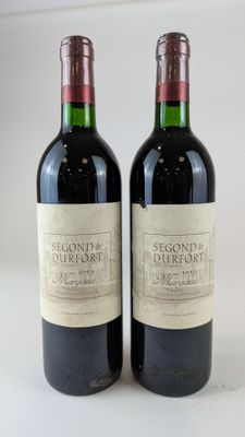 deux bouteilles de vin posées l'une à côté de l'autre sur une table