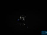 une bague posée sur une table dans l'obscurité