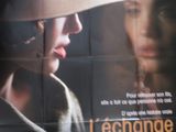 affiche de cinéma représentant une femme portant un chapeau, avec un homme en arrière-plan