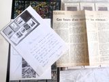 un livre ouvert posé sur une table à côté d'un livre ouvert
