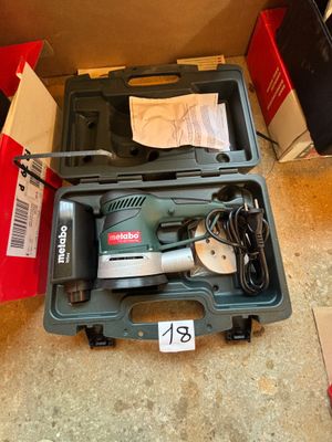 une boîte contenant des outils posée sur le sol