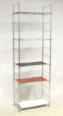 étagère en métal argenté avec quatre tablettes et une tablette rouge