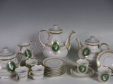 beaucoup de vaisselle blanche et verte sur une table