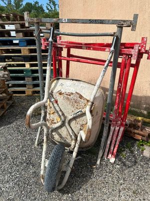 une brouette à laquelle est fixée une autre brouette
