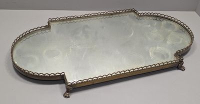 un grand plateau en argent surmonté d'un miroir