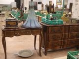 une pièce remplie de meubles anciens
