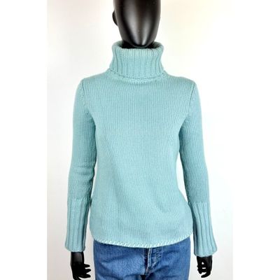 un mannequin vêtu d'un pull bleu et d'un jean