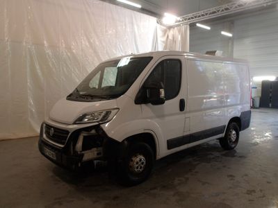 la photo d'une camionnette blanche garée dans un garage