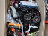 une boîte en carton remplie d'écouteurs et d'autres objets