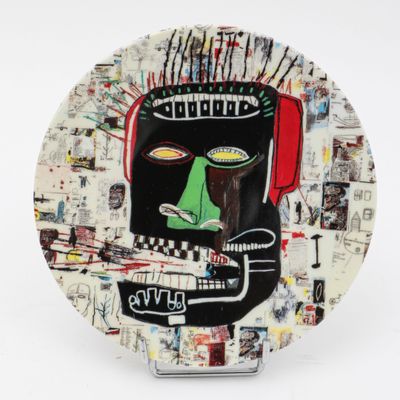 une assiette sur laquelle est représenté un visage