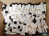 une boîte en carton remplie d'une grande variété de produits de soin pour la peau