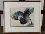 tableau représentant un oiseau noir et blanc aux ailes bleues posé sur un chevalet en bois