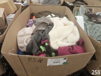 un carton rempli de vêtements sur le sol