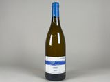 la bouteille de vin blanc est posée sur la table
