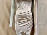 une photo d'un mannequin portant une robe recouverte d'une cape