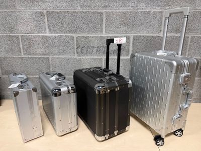 plusieurs bagages posés sur une table près d'un mur de briques