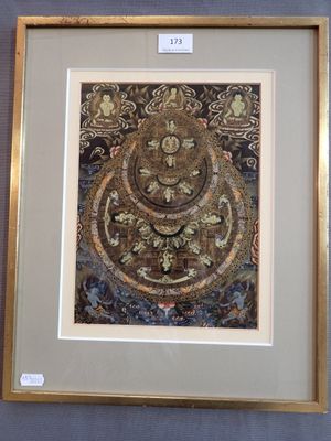une photo d'un tableau accroché au mur