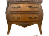 une petite commode en bois sur laquelle se trouve une clé