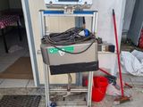 une machine posée sur un chariot devant une porte