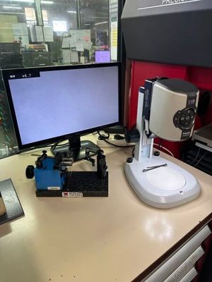 un bureau équipé d'un ordinateur et d'un moniteur