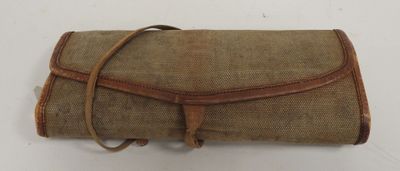 une image représentant un sac à enrouler posé sur une surface blanche
