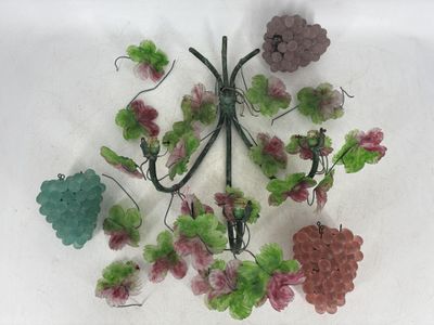 une photo d'un bouquet de fleurs accrochée au mur