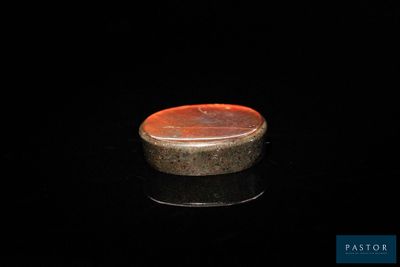 une image d'un penny posé sur une surface noire