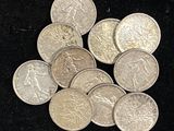 une pile de pièces d'argent sur une surface noire