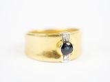 une image représentant une bague en or sertie d'un saphir