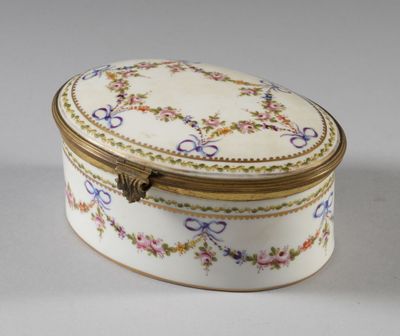 une petite boîte blanche ornée d'un motif floral
