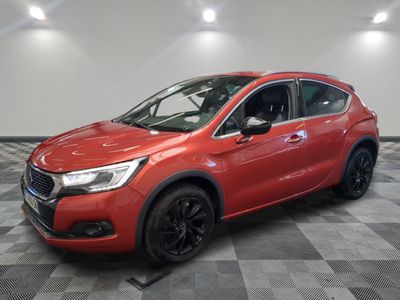 une Honda CR-V rouge de 2019 garée sur un sol à damier
