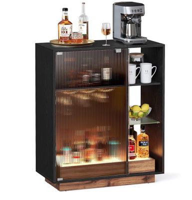 une photo d'un bar avec une machine à café et des boissons