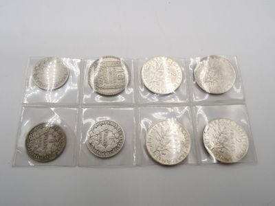 six types différents de pièces d'argent dans des sachets en plastique posés sur une table