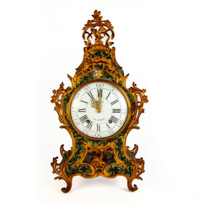 une horloge posée sur une table