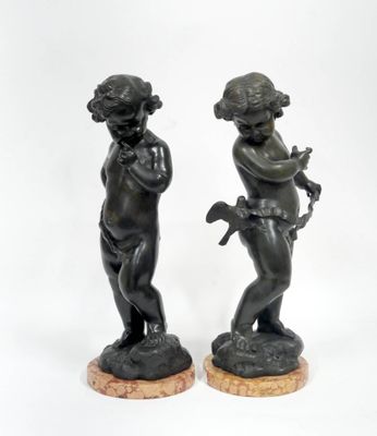 paire de figurines anciennes en bronze d'un garçon et d'une fille